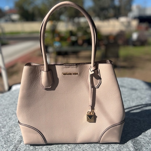 Michael Kors Handbags - Michael Kors Mercer Gallery Medium Leather Satchel 🌷